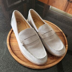 Suede Hush Puppies Loafers in Light Gray Size 9